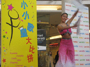 Jennifer 李佳美表演中國舞的優美姿態迷倒時代坊的現場觀眾。
