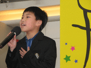 年僅八歲的吳啟平甚有天份，演出具有大歌星風範，最後擊敗其它對手奪得冠軍。