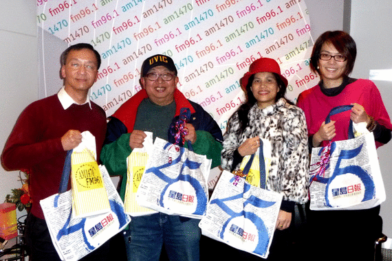 圖為加拿大中文電台粵語新聞採訪及主播張澤民（左一）及星島日報高級市場推廣主任李鳳姿（右一）與部份得獎者合照。
