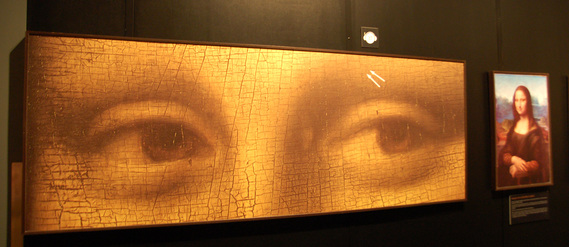 Mona Lisa左眼上有一道很幼的黑線（白色箭咀），顯示Da Vinci極有可能、曾經、或打算下筆替Mona Lisa畫眼眉，但最終沒有畫上。