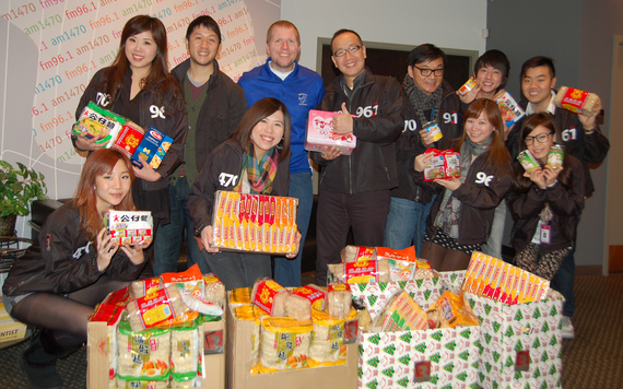 加拿大中文電台總裁李方（後中）連同本台 DJs，送上 360 磅食物予列治文食物銀行代表（後左二及左三）。LIKE!