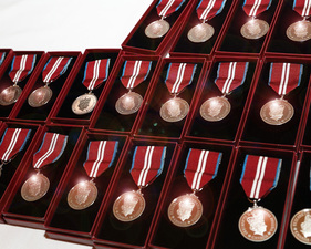 獎章由 Royal Canadian Mint 鑄造，設計由英女王御目親批。
