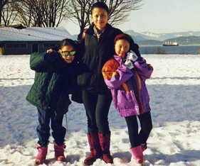 剛移民溫哥華，帶著兩個女兒在雪地玩耍。