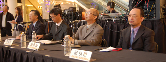 時事評論員(右起):何良懋、陶永強、陳心田、董達成向候選人發問尖銳問題