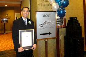 在 BCIT 效力多年，獲頒長期服務獎。