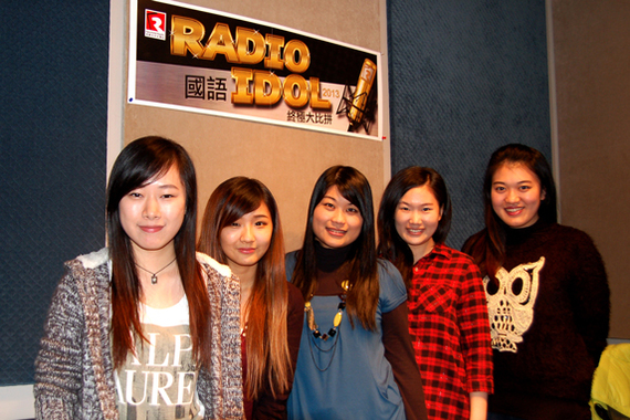2013 Radio Idol最終五強 由左至右為：Mia, Tiffany, Alodie, Vivian 以及 Shirley