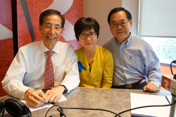 （左起）香港民主黨創黨主席李柱銘、加拿大中文電台新聞總監李潔芝、「時事直擊」嘉賓主持區澤光。