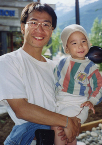 大兒子年幼時和童年的李方長得非常像，其實小兒子也一脈相承，父子三人一個模樣。