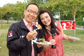 狄寶娜摩亞(右)趁著電台 BBQ，找來電台總裁李方(左)擔任她的夏日燒烤樂電視特輯嘉賓。
