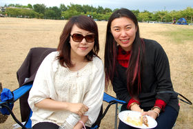 盧玉鳳（左）和 Sunshine Nation 形象指導 Stephanie （右）鍾情日本和韓國文化，不知兩位潮流達人的開場白，會是「どのようにしている」抑或「방법은」呢？