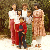 小時候經常到三藩巿探望祖父，圖中左面兩位穿相同衣服的是 Owen 的姐姐，其餘三人是堂姊和表姊，Owen 算是萬綠叢中一點紅。