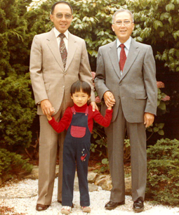 爺爺、爸爸和 Owen 三代同堂的珍貴照片。