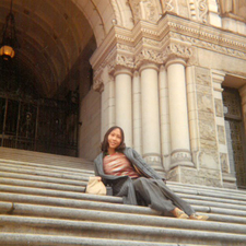中學時攝於 Victoria 的立法大樓前，身栽高佻的她一派模特兒氣質。