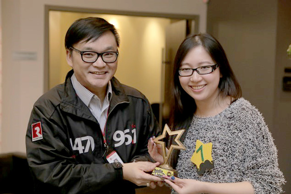 加拿大中文電台粵語節目總監李偉仁（左）頒發獎座給 Radio Idol 冠軍 Winnie 關蘊莉（右）。