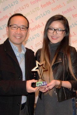 加拿大中文電台總裁李方(左)頒奬給冠軍吳夢(右)。