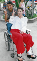 拍泰國篇時腳部受傷，坐著輪椅也繼續拍攝。