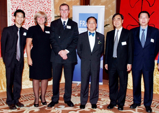 2008 年在香港主辦 Fraser Institute 的晚宴，邀得特首曾蔭權（右三）出席。