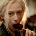 Tilda Swinton 飾演的僵屍為男友做了冰條，男友問：「是甚麼 flavor？」「噢，是 O Negative。」Yuck....