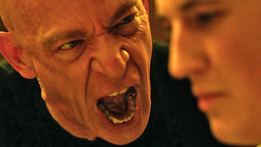 J.K. Simmons 在《Whiplash》中飾演的音樂老師認為一句違心的「Good Job」害人不淺，所以他不惜苦其心志，勞其筋骨，將學生的身心踐踏如糞土。