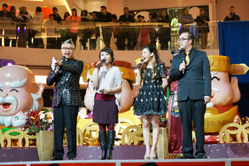 大會司儀（左起）：何活權、盧玉鳳、Ginny 和 Richard。