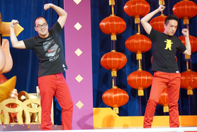 加拿大中文電台組成六人跳舞兵團，跳亞洲大熱的《小蘋果》。