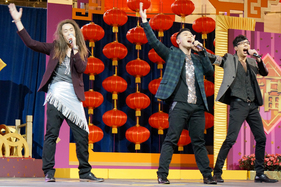 另外 Steven、Sam 和 BChiu 亦合體「好蜢」，載歌載舞令人驚喜。