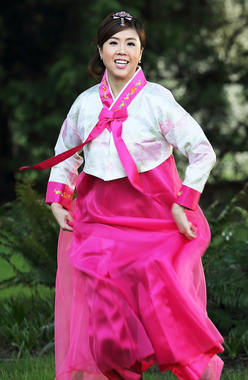 這還不止，去年阿愷還開始在 UBC 學韓文，穿起特別訂購的傳統韓服別具風情。