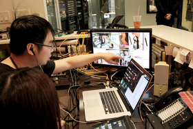 SQSC工作人員即時剪接直播室內攝錄機傳送出來的畫面，於電台 YouTube 頻道作直播。