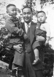 梁燕城（右）小時候，爸爸曾任老師，經常在假日一家四口到新界遊玩，樂也融融。