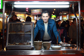 中國版由型男大叔趙文瑄飾演伍郎，獨自穿插於台灣的大街小巷，搜尋坊間美食。