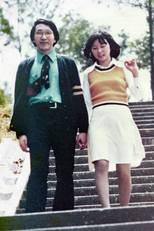 梁燕城和太太 Winnie 相識於大學時代，兩人都喜歡文學，亦是虔誠基督徒。