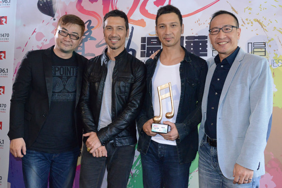 記者會上，加拿大中文電台總裁李方（右一）及華研國際音樂代表郭文宗（左一）送上 SQSC 音樂紀念座予 Julio (左二)和 Dino (右二)，並祝願 Soler 於今夏舉行的 10 場巡迴演唱會成功。