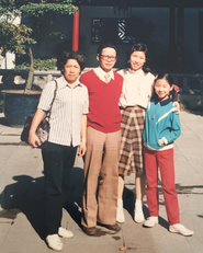 捷穎小學時一家人遊上海城隍廟，當時姐姐已長得亭亭玉立。
