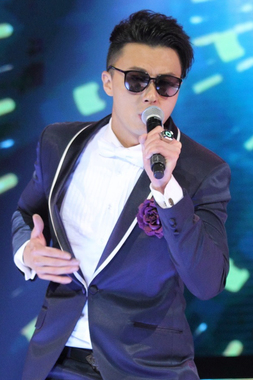 王浩信以歌手身份出道， 曾獲得「新城勁爆頒獎禮新城勁爆登場男歌手獎」。