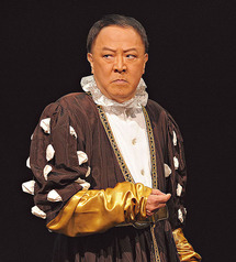 King Sir 曾擔任多齣舞台劇的男主角，包括「李察三世」。