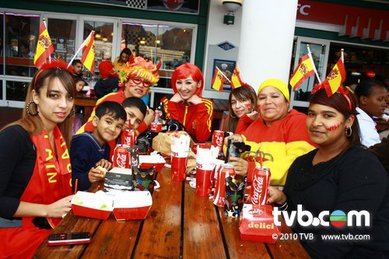 高海寧與當地球迷一起慶祝西班牙球隊爭奪世界杯。