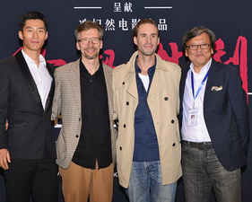 「終極勝利」在天津舉行新聞發佈會，台前幕後齊支持，（左起）竇驍、Michael Parker、Joseph Fiennes 及導演冼杞然。