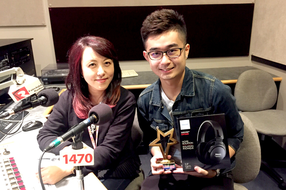 Marco 顧樂恒從盧玉鳳接過冠軍獎座後，正式成為加拿大中文電台的一份子。