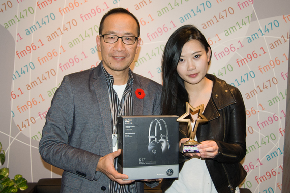 加拿大中文電台總裁李方（左）頒贈冠軍獎座給 Radio Idol 冠軍 Ani 張若冰（右），並贈她專業耳機，希望 Ani 在不久的將來，為 FM96.1 主持好聽的節目。