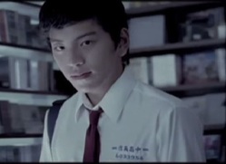 在五月天《突然好想你》MV中17歲的王大陸