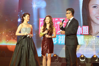 「小心華之里」的李婉華是今年華裔小姐的評審之一，盛裝出場接受大會司儀向海嵐和 Fred 劉津的訪問。