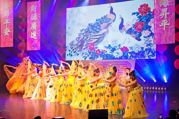 為了是次演出，加拿大楊小花民族舞蹈學院的成員在舞蹈中加添新元素，彰顯孔雀開屏的優美與華麗。