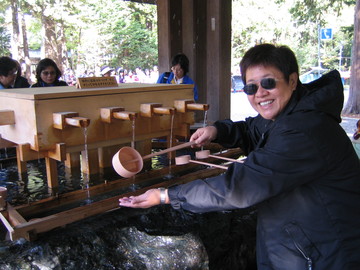 入鄉隨俗，Brenda 進入日本的寺廟前，亦依例先在廟外以淨水洗手。
