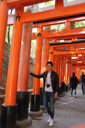 伏見稻荷大社是京都名勝，Eric 穿梭於大社前的千本鳥居之中，感受濃濃的日本風情。