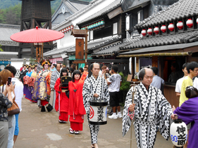 日光江戶村的花魁出遊，在紅色油紙傘下身穿紫色和服者就是花魁之冠 - 太夫。