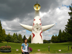 大阪的萬博紀念公園，是 1970 年 Expo 的舉行地，Mary 身後的地標「太陽之塔」，在漫畫《20 世紀少年》中也出現過。