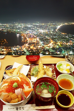 （上）北海道函館的夜景是世界三大夜景之一，Mary 提議大家可以坐纜車到山頂，能拍到非常漂的照片。（下）北海道的美食多不勝數，很多路邊小店都甚具水準。