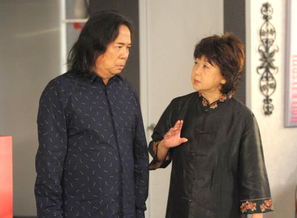 曾離開演藝圈十多年，機緣巧合重返 TVB 拍劇，在「鬼同你 OT」中飾演「姜炳仁」，和朱咪咪的神婆「秀玉姑」是一對歡喜冤家。