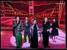 （前排左起）靜婷、張露、劉韻，1989 年在「歡樂滿東華」義唱一曲《玫瑰玫瑰我愛你》，還帶同她們的兒女作伴唱，站在後排的兩位男士就是張露的兒子杜德偉和杜德智。
