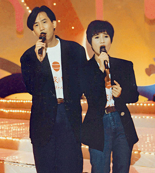 1990 年一首《相逢何必曾相識》，令蔣志光和韋綺姍紅極一時，亦成為香港人的經典 K 歌，我不會問你「唱過未？」，只會問你「唱過幾多十次？」